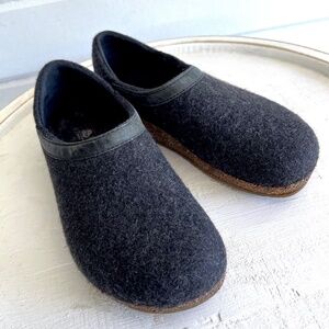 HAFLINGER Pure New Wool Felt clogs Slippers in Charcoal Gray - 39/ US 8